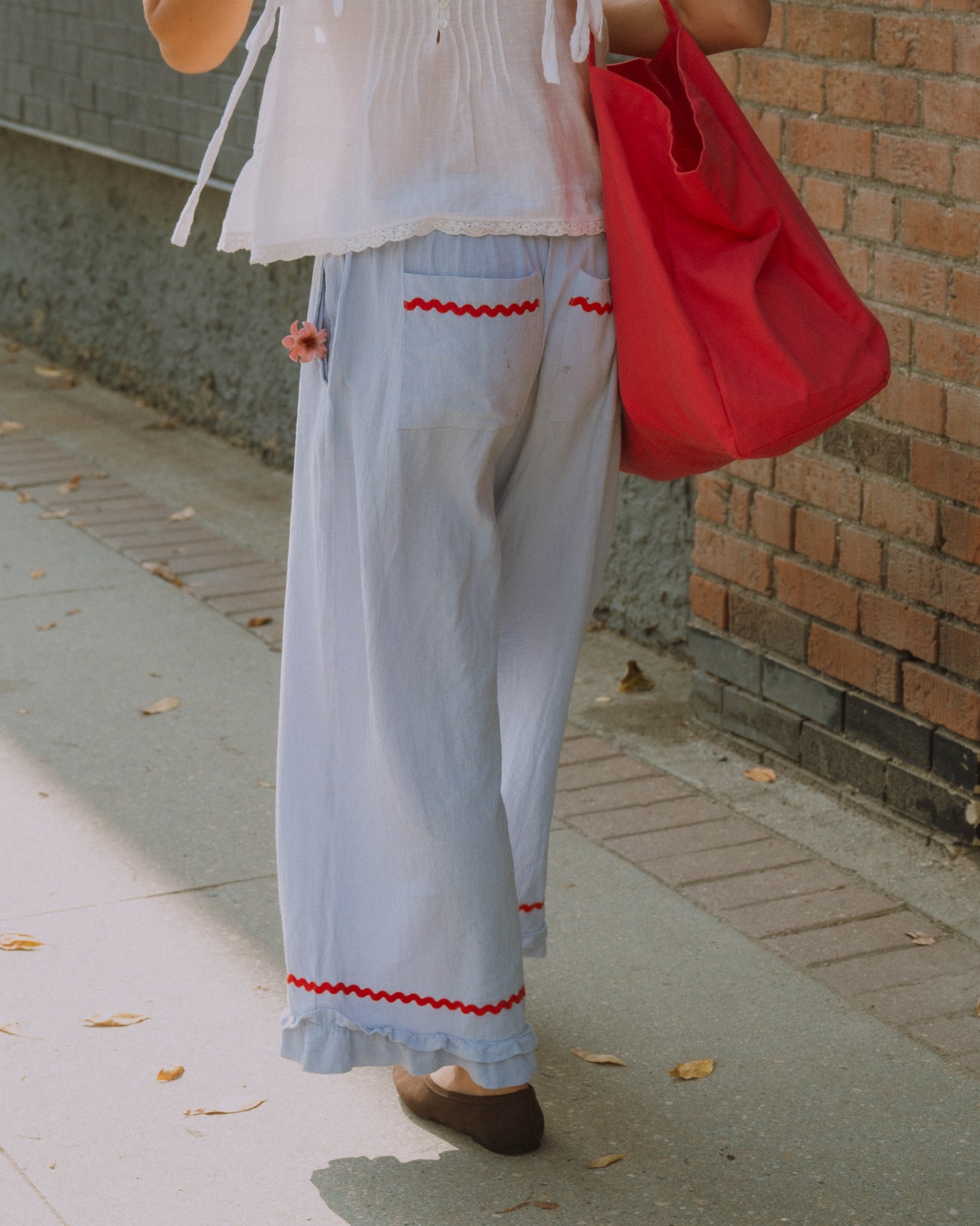 woman's ruffle pants - Pigeon said please